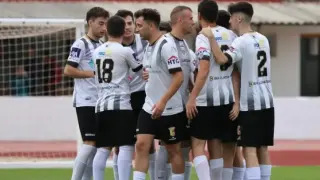 Los jugadores del Calatayud celebran un gol.