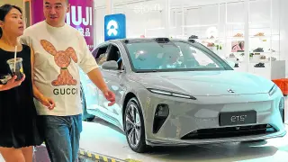 Un modelo ET5T de la marca china NIO en exhibición en un centro comercial, destacando la creciente presencia de vehículos eléctricos chinos en el mercado europeo.