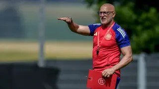 Spain's head coach Luis de la Fuente gestures during a training session ahead of Sunday's Euro 2024, round of 16 soccer match against Georgia in Donaueschingen, Germany, Saturday, June 29, 2024. (AP Photo/Manu Fernandez)