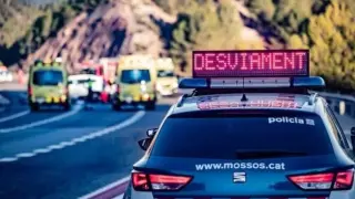 Imagen de recursos de los Mossos desviando el tráfico tras un accidente