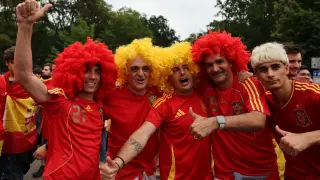 Cologne (Germany), 30/06/2024.- Supporters of Spain pose and cheer as they arrive for the UEFA EURO 2024 Round of 16 soccer match between Spain and Georgia, in Cologne, Germany, 30 June 2024. (Alemania, España, Colonia) EFE/EPA/MOHAMED MESSARA
