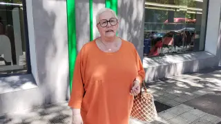 María Pilar Martínez, zaragozana en la puerta de un supermercado.