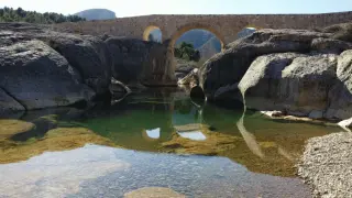 Esta bonita piscina natural se encuentra en un pueblo de Teruel