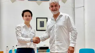 Lalueza: Carla Gascón, del PP, y Julio Sampériz, de la Agrupación Municipal Independiente, tras sellar su pacto en mayo de 2023