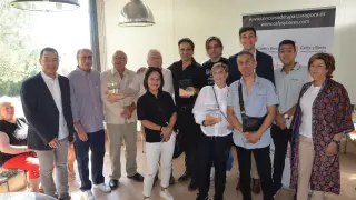 Los homenajeados, con los representantes de la junta de distrito y de Cafés y Bares.