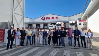 Visita del consejero de Sanidad y de otros miembros del Departamento, así como de representantes del Ayuntamiento de Binéfar a las instalaciones de Fribin.