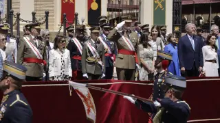 Los recién egresados desfilan frente a los reyes Felipe VI, la princesa Leonor y la infanta Sofía.