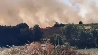 En vídeo: todas las imágenes del incendio que ha obligado a confinar farasdués