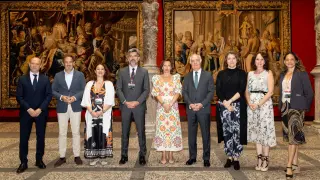 La alcaldesa de Zaragoza, Natalia Chueca, con asistentes a la inauguración del Cideu.