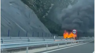 Vehículo ardiendo en la A-23