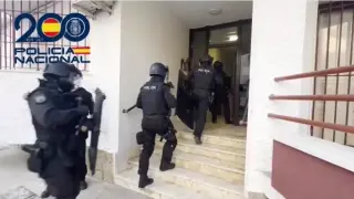 Agentes de la Policía en el dispositivo contra una banda de sicarios relacionados con el narcotráfico en Sanlúcar