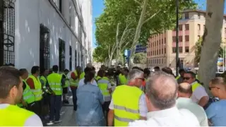 Compañeros del detenido por los disturbios de la Aljafería este jueves frente a la Jefatura Superior de Policía de Zaragoza.