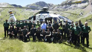 El director general (en el centro) ha visitado el CAEM de Candanchú y asistido a un ejercicio práctico con el helicóptero. En la imagen aparece con los 12 nuevos guardias que han acabado el curso.
