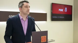 El portavoz de Sanidad del grupo parlamentario socialista, Iván Carpi, durante la rueda de prensa este jueves.