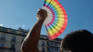 MADRID, 03/07/2024.- Asistentes aguardan al pregón de las Fiestas del Orgullo LGTBIQ+, este miércoles en la plaza Pedro Zerolo de Madrid. EFE/ J.P.Gandul  ESPAÑA ORGULLO 2024 [Original: 20240703-a7a0b12c6b42f6bc742f89