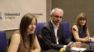 María Zúñiga, José Ángel Castellanos y Raquel Ortega, este jueves en la presentación de sello 1+5 de la Universidad de Zaragoza.