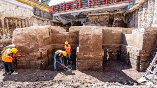 Varios operarios trabajan en la zona en la que se han encontrado restos de un pórtico del emperador romano Calígula junto al Vaticano.