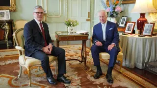 El nuevo primer ministro británico, el laboralista Keir Starmer, se reune con el rey Carlos III.