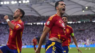 Mikel Merino celebra con sus compañeros el gol que daba la victoria a España ante Alemania y el pase a la semifinal de la Eurocopa
