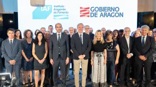 El presidente aragonés, Jorge Azcón, y su vicepresidente económica, Mar Vaquero, han posado con el equipo del IAF tras la presentación este viernes de su nuevo posicionamiento estratégico.