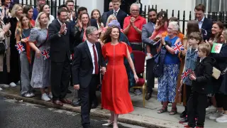 El nuevo primer ministro británico, el laboralista Keir Starmer, junto su mujer Victoria Starmet, en Downing Street 10.