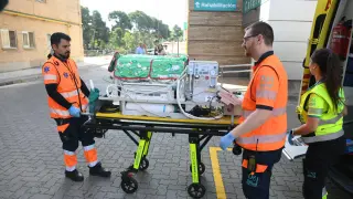 Profesionales del 061 muestran la incubadora con la que estará dotada la ambulancia para el transporte sanitario interhospitalario para neonatos críticos.
