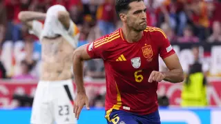 Mikel Merino celebra el gol de cabeza que le daba la clasificación a España.