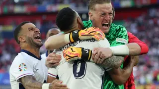 Los jugadores ingleses celebran la victoria frente a Suiza.