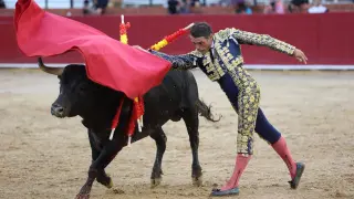 Pase de pecho de Sánchez Vara ante un toro de Saltillo sin entrega.