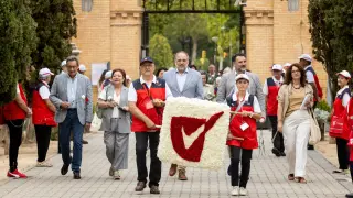 Familiares y voluntarios rinden homenaje a los fallecidos en el cementerio de Torrero