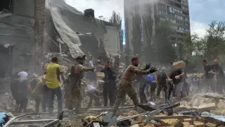 Los servicios de emergencia trabajan en rescatar heridos tras el ataque ruso contra el Hospital Ojmatdit de Kiev.