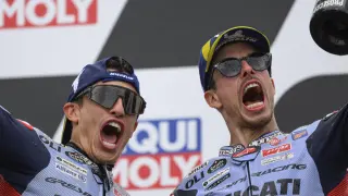 Marc Marquez (izquierda) y su hermano Álex, en el podio del Gran Premio de Alemania de Moto GP