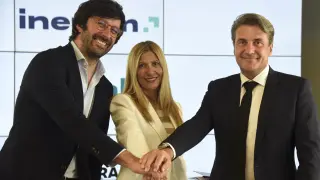 De izquierda a derecha, el responsable de Relaciones Institucionales de Infraestructura de AWS en España y Portugal, David Blázquez, la vicepresidenta del Gobierno de Aragón, Mar Vaquero, y el presidente de la multinacional Inetum, Jacques Pommeraud.