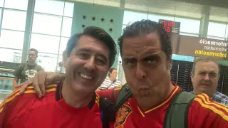 Eduardo Natalias y Eduardo Corellas, en el aeropuerto del Prat.
