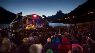 Los ritmos de Pirineos Sur se suben al escenario flotante del auditorio natural de Lanuza.
