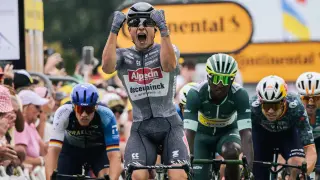 Jasper Philipsen (Alpecin Deceuninck) celebra su victoria en la undécima etapa del Tour de Francia 2024.
