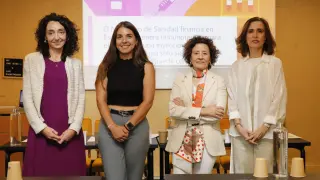 La oncóloga Dolores Isla, a la derecha, durante la presentación este martes en Madrid.