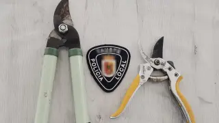 Herramientas utilizadas por los ladrones para cortar la valla metálica que rodea la empresa.