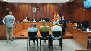 Los acusados, durante el juicio que se está celebrando en la Audiencia de Zaragoza.