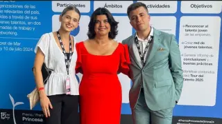 Paloma de Yarza, presidenta de HERALDO,  con Sofía Villarreal y Jaime Moran, de Hiberus
