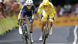 El danés Jonas Vingegaard, a la izquierda, en el esprint junto con el esloveno Tadej Pogacar, vestido con el maillot amarillo de líder general, durante la undécima etapa del Tour de Francia