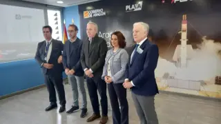 De izquierda a derecha, Alejandro Ibrahim, Ezequiel Sánchez, Jorge Azcón, Emma Buj y Octavio López, tras la firma del convenio entre DGA y PLD Spasce.
