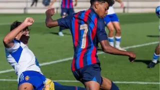 Joel Andrés, entrando a Lamine Yamal durante el partido entre el Barça y el Real Zaragoza juvenil que se jugó en 2022.