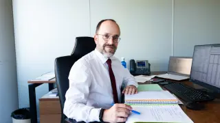 Manuel Corbera, director general de Salud Mental, en su despacho en la Consejería de Sanidad.