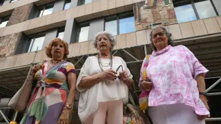 Marta Berdor, Aurora Merinero y María Gracia, este jueves delante del hotel que antes era el Corona de Aragón en Zaragoza