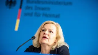 Nancy Feaser, ministra de Interior alemana, comunica que Alemania eliminará gradualmente el uso en la redes 5G de componentes de las chinas Huawei y ZTE.