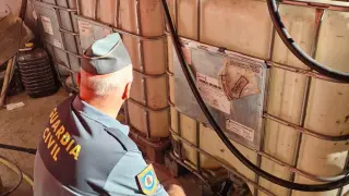 Un agente de la Guardia Civil, durante la inspección del taller denunciado en Jaca.