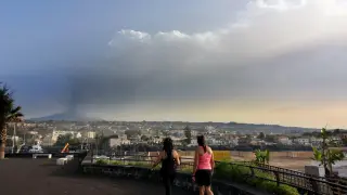 Vista de la erupción del Etna desde Catania.