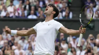 Carlos Alcaraz celebra el triunfo ante Daniil Medvedev, en el partido de semifinales de Wimbledon