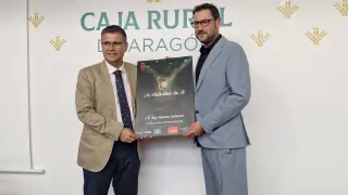 Jesús Uriol y Fernando Lascorz muestran el cartel de la campaña de socios.